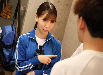 các chàng trai trong câu lạc bộ bóng đá quan hệ tập thể với cô gái xinh ở góc sân