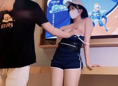 Người bán TV xinh đẹp và anh khách may mắn