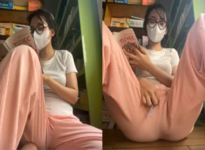 Thiếu nữ vừa xem sách vừa nhét đồ chơi vào lồn