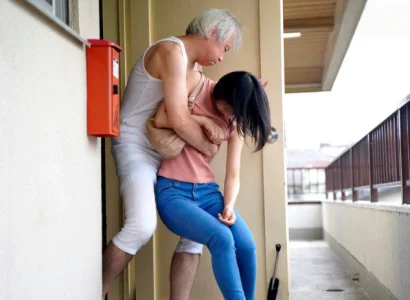 Cô vợ trẻ mới cưới bị bố chồng già quấy rối