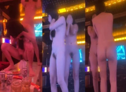 Nữ vũ công thực hiện vũ khúc thoát y loạn tiết trong quán karaoke
