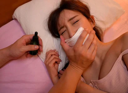Hắn cho cô em họ xinh đẹp uống thuốc mê và quan hệ